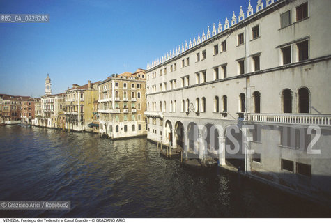 Localizzazione:..VENEZIA / S. MARCO..Oggetto:..Soggetto:..FONTEGO DEI TEDESCHI E CANAL GRANDE / POSTE E TELECOMUNICAZIONI..Cronologia: ..XVI SECOLO..Definizione Culturale:..   Autore: ..GIROLAMO TEDESCO..GIORGIO SPAVENTO..SCARPAGNINO..   Stile:..VENETO BIZANTINO..   Editori/Stampatori:..   Committenza:..Materia e Tecnica:..Collocazione:..Note:..MONUMENTALE FONDACO..Riproduzione Fotografica:..Graziano Arici/Rosebud2 .Copyright:..Graziano Arici/Rosebud2 .Data:..1995..Costo:..A..