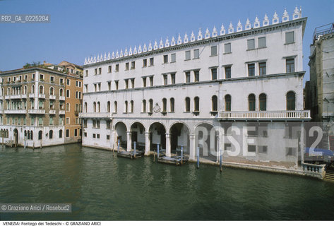 Localizzazione:..VENEZIA / S. MARCO..Oggetto:..Soggetto:..FONTEGO DEI TEDESCHI / POSTE E TELECOMUNICAZIONI..Cronologia: ..XVI SECOLO..Definizione Culturale:..   Autore: ..GIROLAMO TEDESCO..GIORGIO SPAVENTO..SCARPAGNINO..   Stile:..VENETO BIZANTINO..   Editori/Stampatori:..   Committenza:..Materia e Tecnica:..Collocazione:..Note:..MONUMENTALE FONDACO..Riproduzione Fotografica:..Graziano Arici/Rosebud2 .Copyright:..Graziano Arici/Rosebud2 .Data:..1995..Costo:..A..