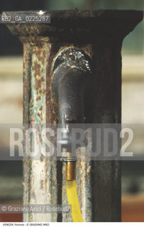 Localizzazione:..VENEZIA..Oggetto:..Soggetto:..FONTANA PUBBLICA..Cronologia: ....Definizione Culturale:..   Autore: ....   Stile:....   Editori/Stampatori:..   Committenza:..Materia e Tecnica:..FERRO..Collocazione:..Note:..MONUMENTALE..Riproduzione Fotografica:..Graziano Arici/Rosebud2 .Copyright:..Graziano Arici/Rosebud2 .Data:..1995..Costo:..A..