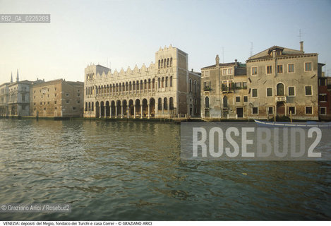 Localizzazione:..VENEZIA / S. CROCE..Oggetto:..Soggetto:..DEPOSITI DEL MEGIO, FONDACO DEI TURCHI E CASA CORRER / MUSEO DI STORIA NATURALE / CANAL GRANDE..Cronologia: ..XII XIII XV XVII SECOLO..Definizione Culturale:..   Autore: ..FEDERICO BERCHET (RESTAURO DEL XIX SECOLO)..   Stile:..VENETO BIZANTINO..   Editori/Stampatori:..   Committenza:..Materia e Tecnica:..Collocazione:..Note:..MONUMENTALE..Riproduzione Fotografica:..Graziano Arici/Rosebud2 .Copyright:..Graziano Arici/Rosebud2 .Data:..1995..Costo:..A..