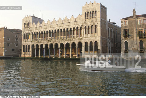 Localizzazione:..VENEZIA / S. CROCE..Oggetto:..Soggetto:..FONDACO DEI TURCHI / MUSEO DI STORIA NATURALE..Cronologia: ..XII XIII SECOLO..Definizione Culturale:..   Autore: ..FEDERICO BERCHET (RESTAURO DEL XIX SECOLO)..   Stile:..VENETO BIZANTINO..   Editori/Stampatori:..   Committenza:..Materia e Tecnica:..Collocazione:..Note:..MONUMENTALE..Riproduzione Fotografica:..Graziano Arici/Rosebud2 .Copyright:..Graziano Arici/Rosebud2 .Data:..1995..Costo:..A..
