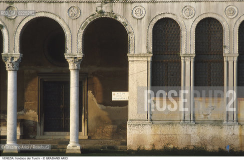 Localizzazione:..VENEZIA / S. CROCE..Oggetto:..Soggetto:..FONDACO DEI TURCHI / PORTICO / MUSEO DI STORIA NATURALE..Cronologia: ..XII XIII SECOLO..Definizione Culturale:..   Autore: ..FEDERICO BERCHET (RESTAURO DEL XIX SECOLO)..   Stile:..VENETO BIZANTINO..   Editori/Stampatori:..   Committenza:..Materia e Tecnica:..Collocazione:..Note:..MONUMENTALE..Riproduzione Fotografica:..Graziano Arici/Rosebud2 .Copyright:..Graziano Arici/Rosebud2 .Data:..1995..Costo:..A..