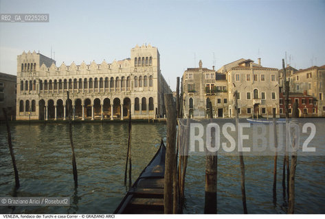 Localizzazione:..VENEZIA / S. CROCE..Oggetto:..Soggetto:..FONDACO DEI TURCHI E CASA CORRER / MUSEO DI STORIA NATURALE..Cronologia: ..XII XIII XVII SECOLO..Definizione Culturale:..   Autore: ..FEDERICO BERCHET (RESTAURO DEL XIX SECOLO)..   Stile:..VENETO BIZANTINO..   Editori/Stampatori:..   Committenza:..Materia e Tecnica:..Collocazione:..Note:..MONUMENTALE..Riproduzione Fotografica:..Graziano Arici/Rosebud2 .Copyright:..Graziano Arici/Rosebud2 .Data:..1995..Costo:..A..