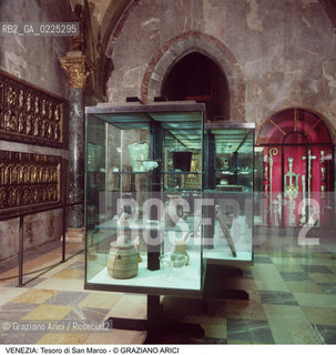 Localizzazione:..VENEZIA / S. MARCO..Oggetto:..Soggetto:..BASILICA DI SAN MARCO / TESORO DI SAN MARCO..Cronologia: .. ..Definizione Culturale:..   Autore: ..   Stile: ..   Editori/Stampatori:..   Committenza:..Materia e Tecnica:..Collocazione:..Note:..CHIESE MUSEI..Riproduzione Fotografica:..Graziano Arici/Rosebud2 .Copyright:..Graziano Arici/Rosebud2 .Data:..1998..Costo:..A..