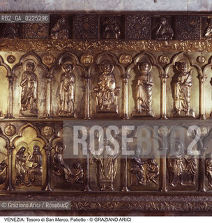 Localizzazione:..VENEZIA / S. MARCO..Oggetto:..Soggetto:..BASILICA DI SAN MARCO / TESORO DI SAN MARCO / PARTICOLARE DI PALIOTTO..Cronologia: ..XIII XIV SEC ..Definizione Culturale:..   Autore: ..   Stile: ..   Editori/Stampatori:..   Committenza:..Materia e Tecnica: ARGENTO DORATO..Collocazione:..Note:..CHIESE MUSEI..Riproduzione Fotografica:..Graziano Arici/Rosebud2 .Copyright:..Graziano Arici/Rosebud2 .Data:..1998..Costo:..A..