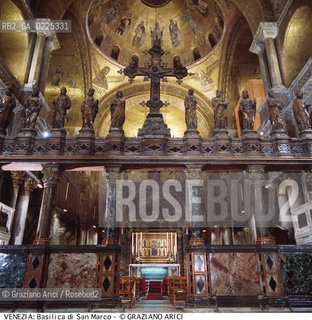 Localizzazione:..VENEZIA / S. MARCO..Oggetto:..Soggetto:..BASILICA DI SAN MARCO / ICONOSTASI / SCULTURE / CROCE..Cronologia: ..XIII XIV XV SEC..Definizione Culturale:..   Autore: JACOBELLO E PIERPAOLO DALLE MASEGNE (SCULTURE).................JACOPO DI MARCO BENNATO (CROCE)..   Stile: GOTICO BIZANTINO ROMANICO..   Editori/Stampatori:..   Committenza:..Materia e Tecnica:..Collocazione:..Note:..CHIESE..Riproduzione Fotografica:..Graziano Arici/Rosebud2 .Copyright:..Graziano Arici/Rosebud2 .Data:..1998..Costo:..A..