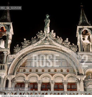 Localizzazione:..VENEZIA / S. MARCO..Oggetto:..Soggetto:..BASILICA DI SAN MARCO / LUNETTONE DELL ORDINE SUPERIORE DELLA FACCIATA..Cronologia: ..XIII XV SEC (sculture) ..Definizione Culturale:..   Autore: ..   Stile: GOTICO BIZANTINO ROMANICO..   Editori/Stampatori:..   Committenza:..Materia e Tecnica:..Collocazione:..Note:..CHIESE..Riproduzione Fotografica:..Graziano Arici/Rosebud2 .Copyright:..Graziano Arici/Rosebud2 .Data:..1995..Costo:..A..
