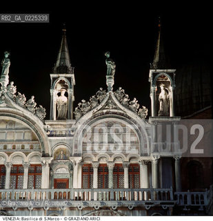 Localizzazione:..VENEZIA / S. MARCO..Oggetto:..Soggetto:..BASILICA DI SAN MARCO / LUNETTONE DELL ORDINE SUPERIORE DELLA FACCIATA..Cronologia: ..XIII XV SEC (sculture) ..Definizione Culturale:..   Autore: ..   Stile: GOTICO BIZANTINO ROMANICO..   Editori/Stampatori:..   Committenza:..Materia e Tecnica:..Collocazione:..Note:..CHIESE..Riproduzione Fotografica:..Graziano Arici/Rosebud2 .Copyright:..Graziano Arici/Rosebud2 .Data:..1995..Costo:..A..