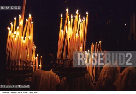 Localizzazione:..VENEZIA / DORSODURO..Oggetto:..Soggetto:..FESTA DELLA MADONNA DELLA SALUTE CANDELE..Cronologia: ..Definizione Culturale:..   Autore: ..   Stile: ..   Editori/Stampatori:..   Committenza:..Materia e Tecnica:..Collocazione:..Note:..FESTE..Riproduzione Fotografica:..Copyright:..Graziano Arici/Rosebud2 .Data:..1996..Costo:..A