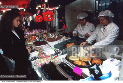 Localizzazione:..VENEZIA / DORSODURO..Oggetto:..Soggetto:..FESTA DELLA MADONNA DELLA SALUTE BANCARELLE..Cronologia: ..Definizione Culturale:..   Autore: ..   Stile: ..   Editori/Stampatori:..   Committenza:..Materia e Tecnica:..Collocazione:..Note:..FESTE..Riproduzione Fotografica:..Copyright:..Graziano Arici/Rosebud2 .Data:..1996..Costo:..A