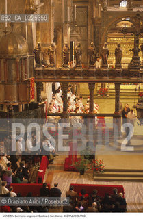 Localizzazione:..VENEZIA / S. MARCO..Oggetto:..Soggetto:..BASILICA DI SAN MARCO / CERIMONIA RELIGIOSA..Cronologia: ....Definizione Culturale:..   Autore: ..   Stile: GOTICO BIZANTINO ROMANICO..   Editori/Stampatori:..   Committenza:..Materia e Tecnica:..Collocazione:..Note:..CHIESE..Riproduzione Fotografica:..Graziano Arici/Rosebud2 .Copyright:..Graziano Arici/Rosebud2 .Data:..1998..Costo:..A..