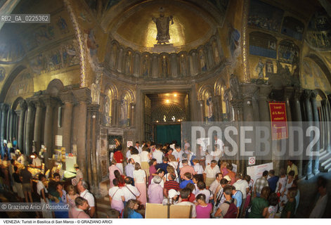Localizzazione:..VENEZIA / S. MARCO..Oggetto:..Soggetto:..BASILICA DI SAN MARCO / TURISTI ATRIO..Cronologia: ....Definizione Culturale:..   Autore: ..   Stile: GOTICO BIZANTINO ROMANICO..   Editori/Stampatori:..   Committenza:..Materia e Tecnica:..Collocazione:..Note:..CHIESE TURISMO..Riproduzione Fotografica:..Graziano Arici/Rosebud2 .Copyright:..Graziano Arici/Rosebud2 .Data:..1995..Costo:..A..