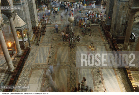 Localizzazione:..VENEZIA / S. MARCO..Oggetto:..Soggetto:..BASILICA DI SAN MARCO / TURISTI PAVIMENTO..Cronologia: ....Definizione Culturale:..   Autore: ..   Stile: GOTICO BIZANTINO ROMANICO..   Editori/Stampatori:..   Committenza:..Materia e Tecnica:..Collocazione:..Note:..CHIESE TURISMO..Riproduzione Fotografica:..Graziano Arici/Rosebud2 .Copyright:..Graziano Arici/Rosebud2 .Data:..1995..Costo:..A..