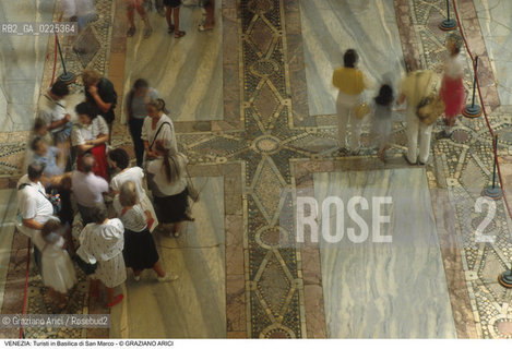 Localizzazione:..VENEZIA / S. MARCO..Oggetto:..Soggetto:..BASILICA DI SAN MARCO / TURISTI PAVIMENTO..Cronologia: ....Definizione Culturale:..   Autore: ..   Stile: GOTICO BIZANTINO ROMANICO..   Editori/Stampatori:..   Committenza:..Materia e Tecnica:..Collocazione:..Note:..CHIESE TURISMO..Riproduzione Fotografica:..Graziano Arici/Rosebud2 .Copyright:..Graziano Arici/Rosebud2 .Data:..1995..Costo:..A..