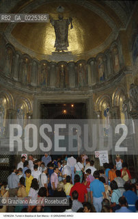 Localizzazione:..VENEZIA / S. MARCO..Oggetto:..Soggetto:..BASILICA DI SAN MARCO / TURISTI..Cronologia: ....Definizione Culturale:..   Autore: ..   Stile: GOTICO BIZANTINO ROMANICO..   Editori/Stampatori:..   Committenza:..Materia e Tecnica:..Collocazione:..Note:..CHIESE TURISMO..Riproduzione Fotografica:..Graziano Arici/Rosebud2 .Copyright:..Graziano Arici/Rosebud2 .Data:..1995..Costo:..A..