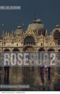 Localizzazione:..VENEZIA / S. MARCO..Oggetto:..Soggetto:..PIAZZA SAN MARCO / BASILICA..Cronologia: ....Definizione Culturale:..   Autore: ..   Stile: GOTICO BIZANTINO ROMANICO..   Editori/Stampatori:..   Committenza:..Materia e Tecnica:..Collocazione:..Note:..CHIESE..Riproduzione Fotografica:..Graziano Arici/Rosebud2 .Copyright:..Graziano Arici/Rosebud2 .Data:..1995..Costo:..A..