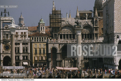 Localizzazione:..VENEZIA / S. MARCO..Oggetto:..Soggetto:..PIAZZETTA SAN MARCO / MOLO BASILICA TORRE DEI MORI COLONNE DI MARCO E TODARO..Cronologia: ....Definizione Culturale:..   Autore: ..   Stile: ..   Editori/Stampatori:..   Committenza:..Materia e Tecnica:..Collocazione:..Note:..CHIESE..Riproduzione Fotografica:..Graziano Arici/Rosebud2 .Copyright:..Graziano Arici/Rosebud2 .Data:..1995..Costo:..A..