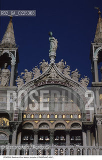 Localizzazione:..VENEZIA / S. MARCO..Oggetto:..Soggetto:..BASILICA DI SAN MARCO / LUNETTONE DELL ORDINE SUPERIORE DELLA FACCIATA..Cronologia: ..XIII XV SEC (sculture) ..Definizione Culturale:..   Autore: ..   Stile: GOTICO BIZANTINO ROMANICO..   Editori/Stampatori:..   Committenza:..Materia e Tecnica:..Collocazione:..Note:..CHIESE..Riproduzione Fotografica:..Graziano Arici/Rosebud2 .Copyright:..Graziano Arici/Rosebud2 .Data:..1995..Costo:..A..