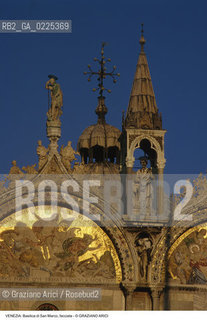 Localizzazione:..VENEZIA / S. MARCO..Oggetto:..Soggetto:..BASILICA DI SAN MARCO / LUNETTONI DELL ORDINE SUPERIORE DELLA FACCIATA / MOSAICI..Cronologia: ..XV SEC (sculture) XVII SEC (mosaici)..Definizione Culturale:..   Autore: ..   Stile: GOTICO BIZANTINO ROMANICO..   Editori/Stampatori:..   Committenza:..Materia e Tecnica:..Collocazione:..Note:..CHIESE..Riproduzione Fotografica:..Graziano Arici/Rosebud2 .Copyright:..Graziano Arici/Rosebud2 .Data:..1995..Costo:..A..