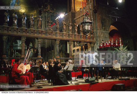 Localizzazione:..VENEZIA / S. MARCO..Oggetto:..Soggetto:..BASILICA DI SAN MARCO / CONCERTO DI MUSICA CLASSICA..Cronologia: ....Definizione Culturale:..   Autore: ..   Stile:..   Editori/Stampatori:..   Committenza:..Materia e Tecnica:..Collocazione:..Note:..CHIESE..Riproduzione Fotografica:..Graziano Arici/Rosebud2 .Copyright:..Graziano Arici/Rosebud2 .Data:..1995..Costo:..A..