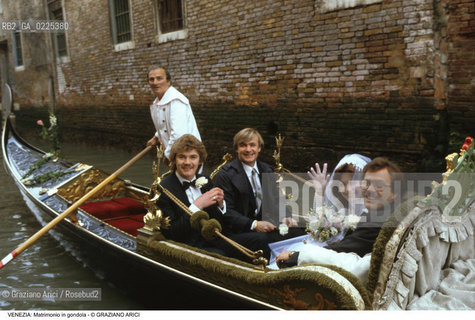 Localizzazione:..VENEZIA..Oggetto:..Soggetto:..MATRIMONIO IN GONDOLA..Cronologia: ..Definizione Culturale:..   Autore: ..   Stile: ..   Editori/Stampatori:..   Committenza:..Materia e Tecnica:..Collocazione:..Note:..FESTE..Riproduzione Fotografica:..Copyright:..Graziano Arici/Rosebud2 .Data:..1996..Costo:..A