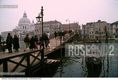 Localizzazione:..VENEZIA / DORSODURO..Oggetto:..Soggetto:..FESTA DELLA MADONNA DELLA SALUTE PONTE VOTIVO SUL CANAL GRANDE FEDELI..Cronologia: ..Definizione Culturale:..   Autore: ..   Stile: ..   Editori/Stampatori:..   Committenza:..Materia e Tecnica:..Collocazione:..Note:..FESTE..Riproduzione Fotografica:..Copyright:..Graziano Arici/Rosebud2 .Data:..1996..Costo:..A