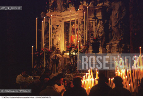 Localizzazione:..VENEZIA / DORSODURO..Oggetto:..Soggetto:..FESTA DELLA MADONNA DELLA SALUTE FEDELI CANDELE..Cronologia: ..Definizione Culturale:..   Autore: ..   Stile: ..   Editori/Stampatori:..   Committenza:..Materia e Tecnica:..Collocazione:..Note:..FESTE..Riproduzione Fotografica:..Copyright:..Graziano Arici/Rosebud2 .Data:..1996..Costo:..A