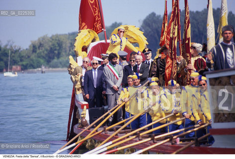 Localizzazione:..VENEZIA..Oggetto:..Soggetto:..FESTA DELLA SENSA ASCENSIONE BUCINTORO MASSIMO CACCIARI..Cronologia: ..Definizione Culturale:..   Autore: ..   Stile: ..   Editori/Stampatori:..   Committenza:..Materia e Tecnica:..Collocazione:..Note:..FESTE..Riproduzione Fotografica:..Copyright:..Graziano Arici/Rosebud2 .Data:..1996..Costo:..A