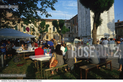 Localizzazione:..VENEZIA / CASTELLO..Oggetto:..Soggetto:..FESTA DI SAN PIETRO DI CASTELLO..Cronologia: ..Definizione Culturale:..   Autore: ..   Stile: ..   Editori/Stampatori:..   Committenza:..Materia e Tecnica:..Collocazione:..Note:..FESTE..Riproduzione Fotografica:..Copyright:..Graziano Arici/Rosebud2 .Data:..1996..Costo:..A