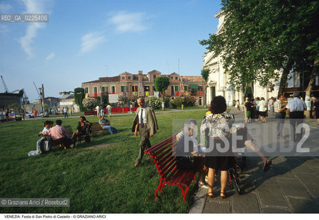 Localizzazione:..VENEZIA / CASTELLO..Oggetto:..Soggetto:..FESTA DI SAN PIETRO DI CASTELLO..Cronologia: ..Definizione Culturale:..   Autore: ..   Stile: ..   Editori/Stampatori:..   Committenza:..Materia e Tecnica:..Collocazione:..Note:..FESTE..Riproduzione Fotografica:..Copyright:..Graziano Arici/Rosebud2 .Data:..1996..Costo:..A