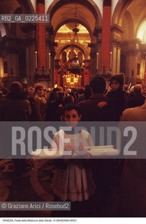 Localizzazione:..VENEZIA / DORSODURO..Oggetto:..Soggetto:..FESTA DELLA MADONNA DELLA SALUTE FEDELI CANDELE..Cronologia: ..Definizione Culturale:..   Autore: ..   Stile: ..   Editori/Stampatori:..   Committenza:..Materia e Tecnica:..Collocazione:..Note:..FESTE..Riproduzione Fotografica:..Copyright:..Graziano Arici/Rosebud2 .Data:..1996..Costo:..A