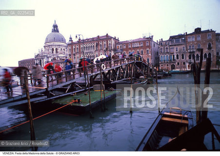 Localizzazione:..VENEZIA / DORSODURO..Oggetto:..Soggetto:..FESTA DELLA MADONNA DELLA SALUTE PONTE VOTIVO SUL CANAL GRANDE FEDELI..Cronologia: ..Definizione Culturale:..   Autore: ..   Stile: ..   Editori/Stampatori:..   Committenza:..Materia e Tecnica:..Collocazione:..Note:..FESTE..Riproduzione Fotografica:..Copyright:..Graziano Arici/Rosebud2 .Data:..1996..Costo:..A