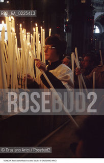 Localizzazione:..VENEZIA / DORSODURO..Oggetto:..Soggetto:..FESTA DELLA MADONNA DELLA SALUTE FEDELI CANDELE..Cronologia: ..Definizione Culturale:..   Autore: ..   Stile: ..   Editori/Stampatori:..   Committenza:..Materia e Tecnica:..Collocazione:..Note:..FESTE..Riproduzione Fotografica:..Copyright:..Graziano Arici/Rosebud2 .Data:..1996..Costo:..A