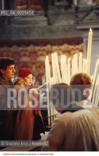 Localizzazione:..VENEZIA / DORSODURO..Oggetto:..Soggetto:..FESTA DELLA MADONNA DELLA SALUTE FEDELI CANDELE..Cronologia: ..Definizione Culturale:..   Autore: ..   Stile: ..   Editori/Stampatori:..   Committenza:..Materia e Tecnica:..Collocazione:..Note:..FESTE..Riproduzione Fotografica:..Copyright:..Graziano Arici/Rosebud2 .Data:..1996..Costo:..A