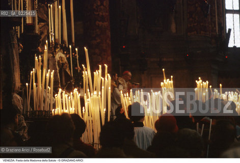 Localizzazione:..VENEZIA / DORSODURO..Oggetto:..Soggetto:..FESTA DELLA MADONNA DELLA SALUTE FEDELI CANDELE..Cronologia: ..Definizione Culturale:..   Autore: ..   Stile: ..   Editori/Stampatori:..   Committenza:..Materia e Tecnica:..Collocazione:..Note:..FESTE..Riproduzione Fotografica:..Copyright:..Graziano Arici/Rosebud2 .Data:..1996..Costo:..A
