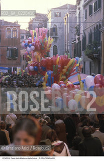 Localizzazione:..VENEZIA / DORSODURO..Oggetto:..Soggetto:..FESTA DELLA MADONNA DELLA SALUTE BANCARELLE..Cronologia: ..Definizione Culturale:..   Autore: ..   Stile: ..   Editori/Stampatori:..   Committenza:..Materia e Tecnica:..Collocazione:..Note:..FESTE..Riproduzione Fotografica:..Copyright:..Graziano Arici/Rosebud2 .Data:..1996..Costo:..A