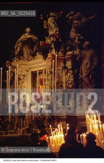 Localizzazione:..VENEZIA / DORSODURO..Oggetto:..Soggetto:..FESTA DELLA MADONNA DELLA SALUTE FEDELI CANDELE..Cronologia: ..Definizione Culturale:..   Autore: ..   Stile: ..   Editori/Stampatori:..   Committenza:..Materia e Tecnica:..Collocazione:..Note:..FESTE..Riproduzione Fotografica:..Copyright:..Graziano Arici/Rosebud2 .Data:..1996..Costo:..A