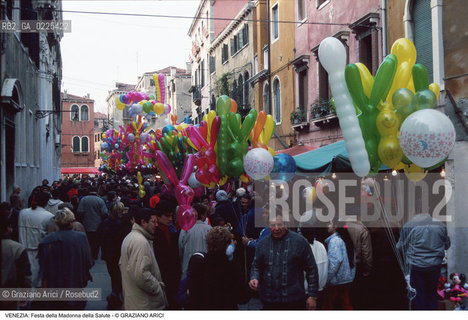 Localizzazione:..VENEZIA / DORSODURO..Oggetto:..Soggetto:..FESTA DELLA MADONNA DELLA SALUTE BANCARELLE..Cronologia: ..Definizione Culturale:..   Autore: ..   Stile: ..   Editori/Stampatori:..   Committenza:..Materia e Tecnica:..Collocazione:..Note:..FESTE..Riproduzione Fotografica:..Copyright:..Graziano Arici/Rosebud2 .Data:..1996..Costo:..A