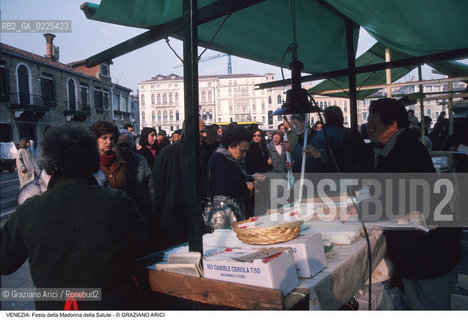 Localizzazione:..VENEZIA / DORSODURO..Oggetto:..Soggetto:..FESTA DELLA MADONNA DELLA SALUTE FEDELI BANCARELLE CANDELE..Cronologia: ..Definizione Culturale:..   Autore: ..   Stile: ..   Editori/Stampatori:..   Committenza:..Materia e Tecnica:..Collocazione:..Note:..FESTE..Riproduzione Fotografica:..Copyright:..Graziano Arici/Rosebud2 .Data:..1996..Costo:..A