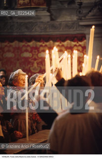 Localizzazione:..VENEZIA / DORSODURO..Oggetto:..Soggetto:..FESTA DELLA MADONNA DELLA SALUTE FEDELI CANDELE..Cronologia: ..Definizione Culturale:..   Autore: ..   Stile: ..   Editori/Stampatori:..   Committenza:..Materia e Tecnica:..Collocazione:..Note:..FESTE..Riproduzione Fotografica:..Copyright:..Graziano Arici/Rosebud2 .Data:..1996..Costo:..A