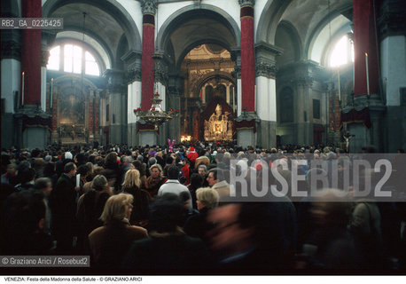 Localizzazione:..VENEZIA / DORSODURO..Oggetto:..Soggetto:..FESTA DELLA MADONNA DELLA SALUTE FEDELI..Cronologia: ..Definizione Culturale:..   Autore: ..   Stile: ..   Editori/Stampatori:..   Committenza:..Materia e Tecnica:..Collocazione:..Note:..FESTE..Riproduzione Fotografica:..Copyright:..Graziano Arici/Rosebud2 .Data:..1996..Costo:..A