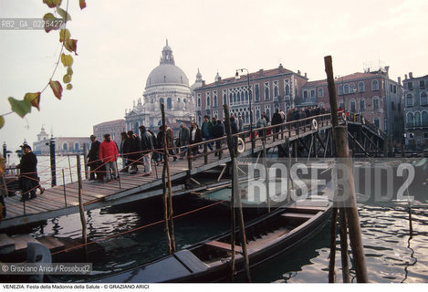 Localizzazione:..VENEZIA / DORSODURO..Oggetto:..Soggetto:..FESTA DELLA MADONNA DELLA SALUTE PONTE VOTIVO SUL CANAL GRANDE FEDELI..Cronologia: ..Definizione Culturale:..   Autore: ..   Stile: ..   Editori/Stampatori:..   Committenza:..Materia e Tecnica:..Collocazione:..Note:..FESTE..Riproduzione Fotografica:..Copyright:..Graziano Arici/Rosebud2 .Data:..1996..Costo:..A
