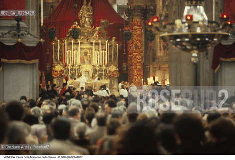 Localizzazione:..VENEZIA / DORSODURO..Oggetto:..Soggetto:..FESTA DELLA MADONNA DELLA SALUTE FEDELI..Cronologia: ..Definizione Culturale:..   Autore: ..   Stile: ..   Editori/Stampatori:..   Committenza:..Materia e Tecnica:..Collocazione:..Note:..FESTE..Riproduzione Fotografica:..Copyright:..Graziano Arici/Rosebud2 .Data:..1996..Costo:..A