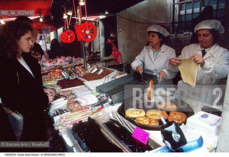 Localizzazione:..VENEZIA / DORSODURO..Oggetto:..Soggetto:..FESTA DELLA MADONNA DELLA SALUTE BANCARELLE..Cronologia: ..Definizione Culturale:..   Autore: ..   Stile: ..   Editori/Stampatori:..   Committenza:..Materia e Tecnica:..Collocazione:..Note:..FESTE..Riproduzione Fotografica:..Copyright:..Graziano Arici/Rosebud2 .Data:..1996..Costo:..A
