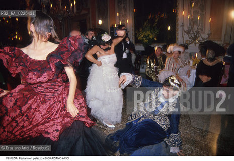 Localizzazione:..VENEZIA..Oggetto:..Soggetto:..FESTA DI CARNEVALE IN UN PALAZZO..Cronologia: ..Definizione Culturale:..   Autore: ..   Stile: ..   Editori/Stampatori:..   Committenza:..Materia e Tecnica:..Collocazione:..Note:..FESTE..Riproduzione Fotografica:..Copyright:..Graziano Arici/Rosebud2 .Data:..1996..Costo:..A