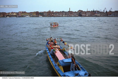 Localizzazione:..VENEZIA..Oggetto:..Soggetto:..REDENTORE CANALE DELLA GIUDECCA BARCHE..Cronologia: ..Definizione Culturale:..   Autore: ..   Stile: ..   Editori/Stampatori:..   Committenza:..Materia e Tecnica:..Collocazione:..Note:..FESTE..Riproduzione Fotografica:..Copyright:..Graziano Arici/Rosebud2 .Data:..1996..Costo:..A