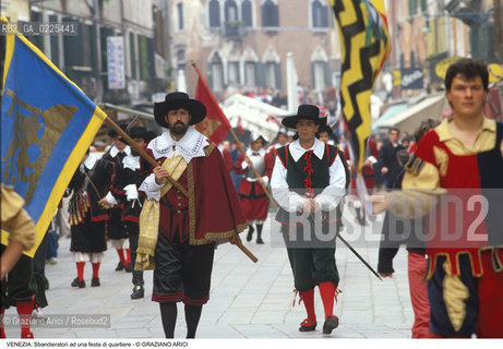 Localizzazione:..VENEZIA / CANNAREGIO..Oggetto:..Soggetto:..SBANDIERATORI AD UNA FESTA DI QUARTIERE / BANDIERE..Cronologia: ..Definizione Culturale:..   Autore: ..   Stile: ..   Editori/Stampatori:..   Committenza:..Materia e Tecnica:..Collocazione:..Note:..FESTE..Riproduzione Fotografica:..Copyright:..Graziano Arici/Rosebud2 .Data:..1985..Costo:..A