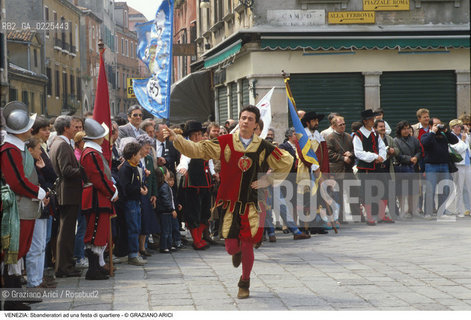 Localizzazione:..VENEZIA / CANNAREGIO..Oggetto:..Soggetto:..SBANDIERATORI AD UNA FESTA DI QUARTIERE / BANDIERE..Cronologia: ..Definizione Culturale:..   Autore: ..   Stile: ..   Editori/Stampatori:..   Committenza:..Materia e Tecnica:..Collocazione:..Note:..FESTE..Riproduzione Fotografica:..Copyright:..Graziano Arici/Rosebud2 .Data:..1985..Costo:..A