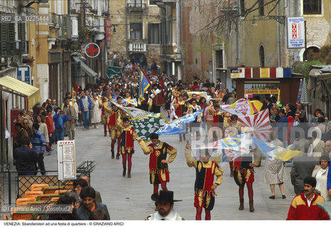Localizzazione:..VENEZIA / CANNAREGIO..Oggetto:..Soggetto:..SBANDIERATORI AD UNA FESTA DI QUARTIERE / BANDIERE..Cronologia: ..Definizione Culturale:..   Autore: ..   Stile: ..   Editori/Stampatori:..   Committenza:..Materia e Tecnica:..Collocazione:..Note:..FESTE..Riproduzione Fotografica:..Copyright:..Graziano Arici/Rosebud2 .Data:..1985..Costo:..A
