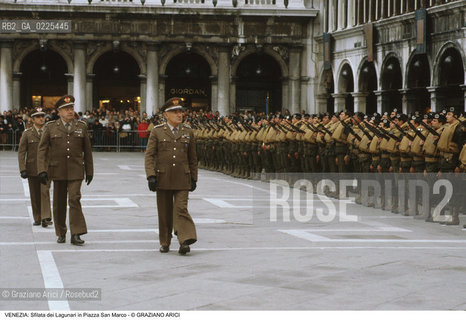 Localizzazione:..VENEZIA / S. MARCO..Oggetto:..Soggetto:..SFILATA DEI LAGUNARI IN PIAZZA SAN MARCO PER IL IV NOVEMBRE / MILITARI ESERCITO..Cronologia: ..Definizione Culturale:..   Autore: ..   Stile: ..   Editori/Stampatori:..   Committenza:..Materia e Tecnica:..Collocazione:..Note:..FESTE..Riproduzione Fotografica:..Copyright:..Graziano Arici/Rosebud2 .Data:..1984..Costo:..A